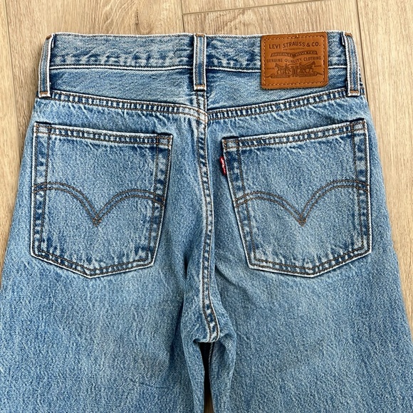 Levi’s Wedgie Straight Distressed Jeans in Light Wash Size 24 - Picture 13 of 13